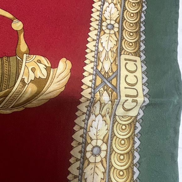 GUCCI 100% SILK SCARF Beautiful Colors! - Picture 12 of 13